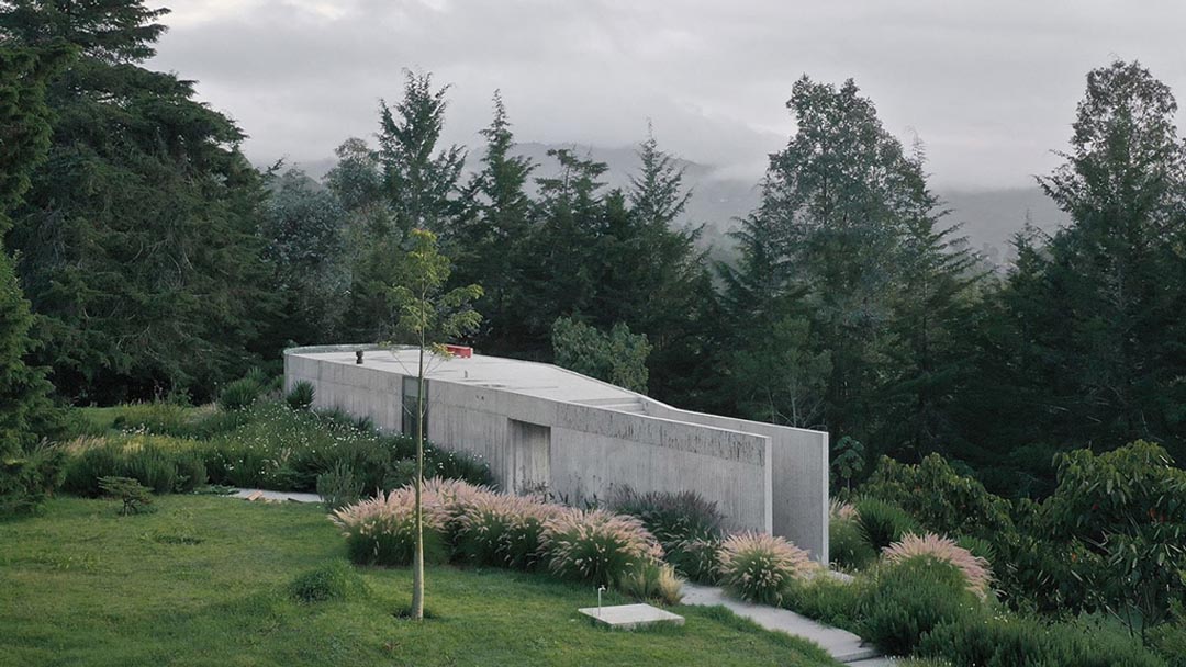 Colombia’s Ballen House Explores Possibilities of Larger Living Spaces In Lush, Hilly Terrain